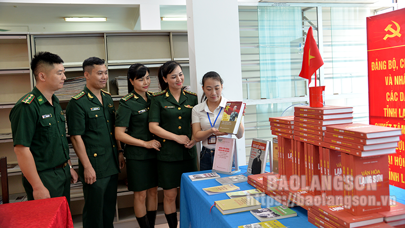 Lạng Sơn: Gần 500 đầu sách, báo được trưng bày nhân kỷ niệm 78 năm Cách mạng Tháng Tám và Quốc khánh 2/9 - Ảnh 2.