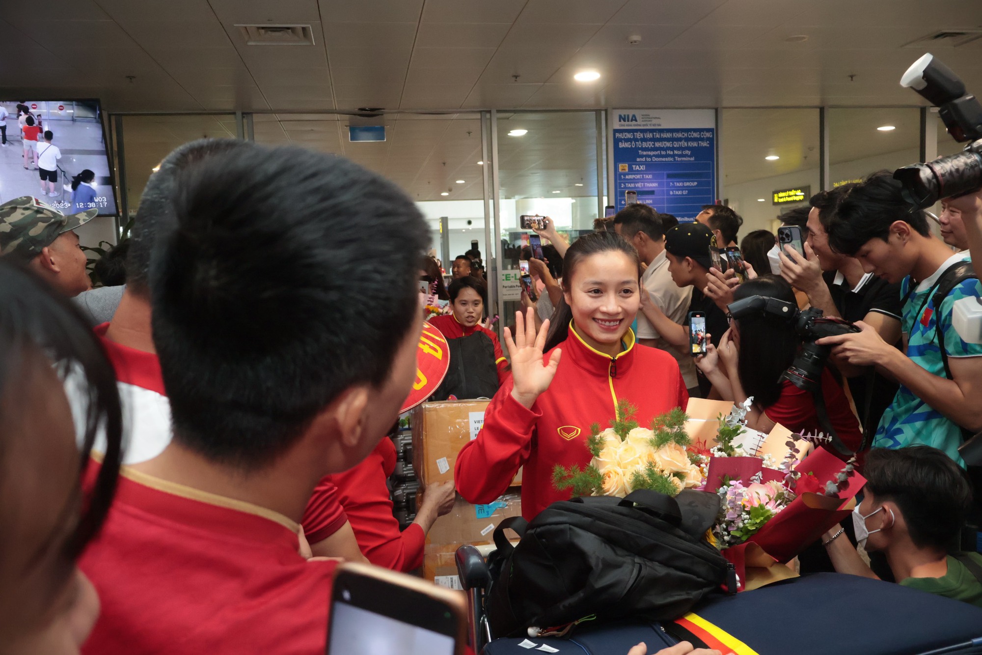 Đội tuyển nữ Việt Nam về nước trong sự chào đón nồng ấm của người hâm mộ - Ảnh 4.