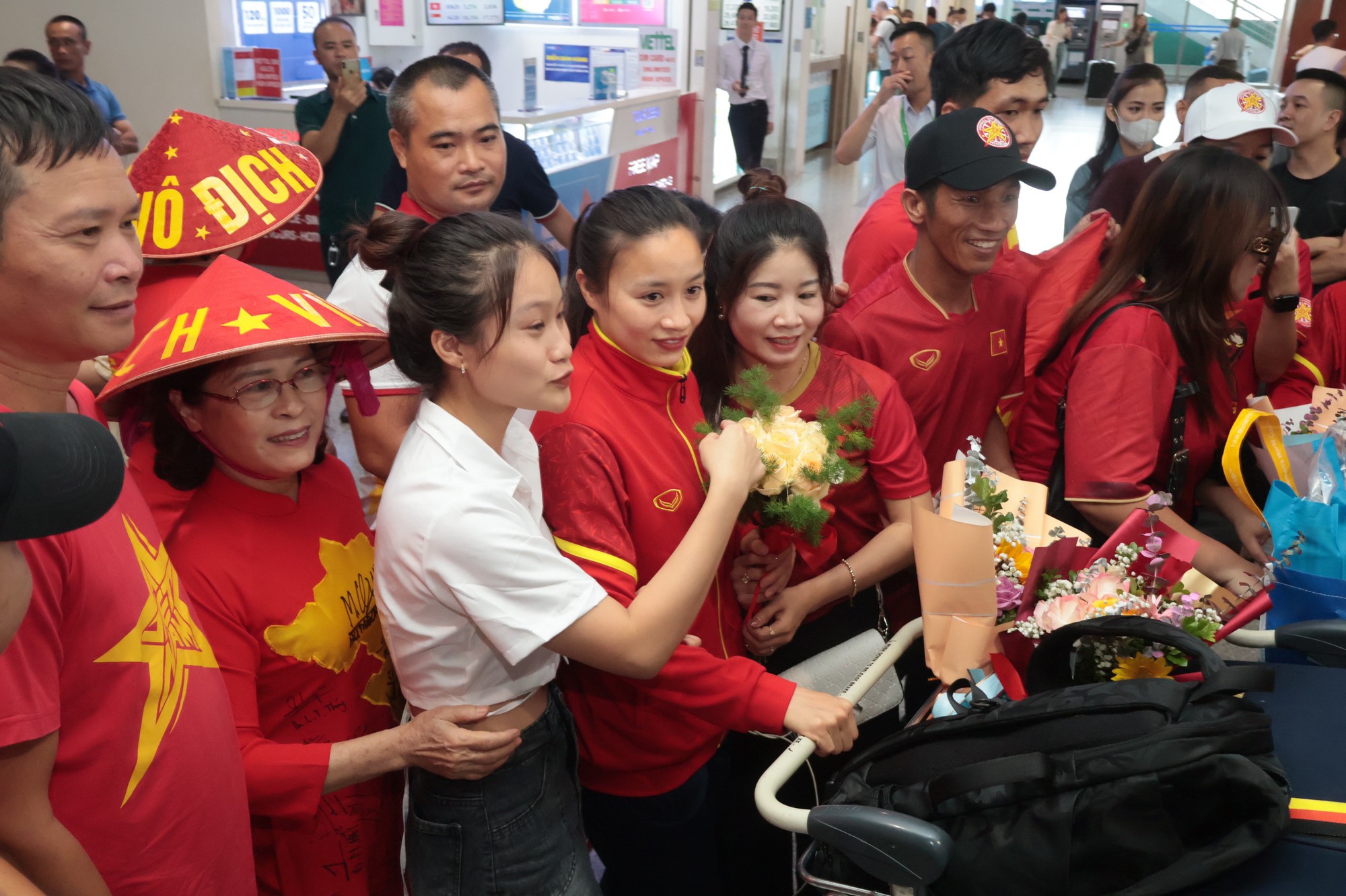 Đội tuyển nữ Việt Nam về nước trong sự chào đón nồng ấm của người hâm mộ - Ảnh 7.