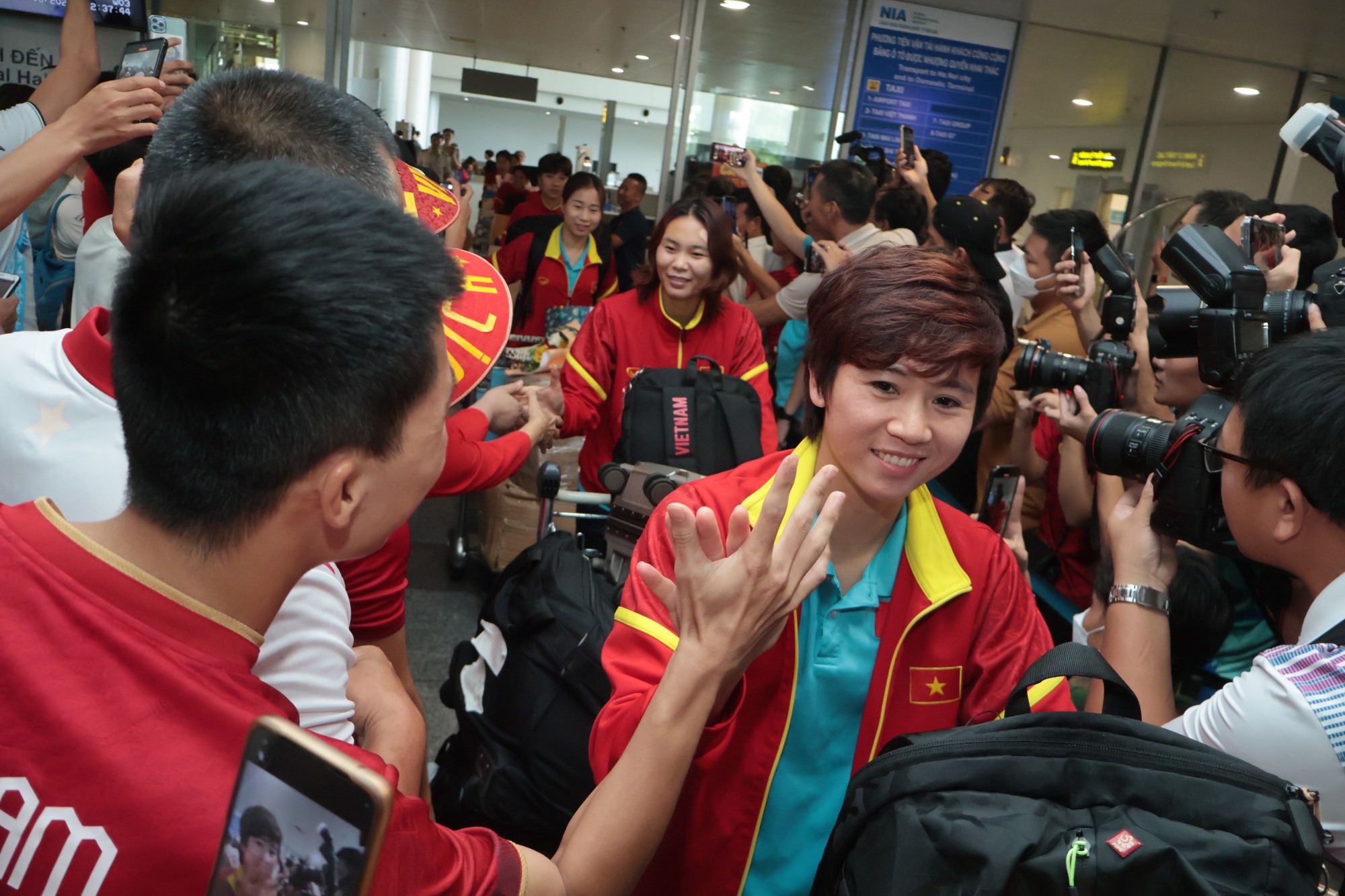 Đội tuyển nữ Việt Nam về nước trong sự chào đón nồng ấm của người hâm mộ - Ảnh 8.