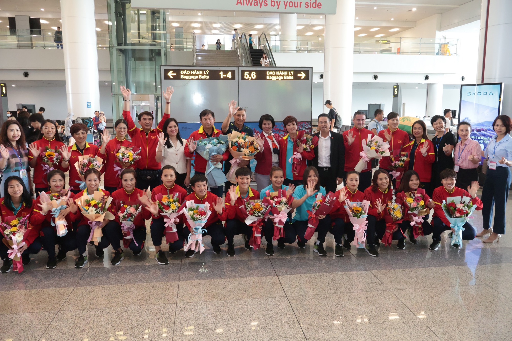 Đội tuyển nữ Việt Nam về nước trong sự chào đón nồng ấm của người hâm mộ - Ảnh 9.