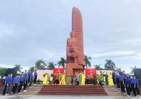 Vĩnh Long: Phát triển phong trào văn nghệ quần chúng đáp ứng nhu cầu của nhân dân - Ảnh 1.