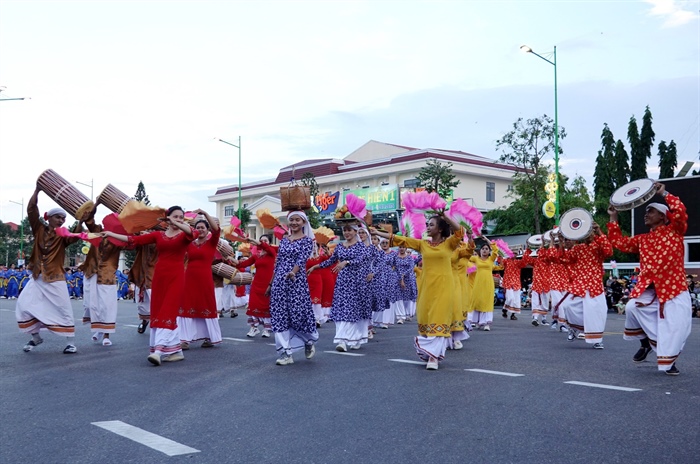 Độc đáo Lễ hội đường phố Sắc màu Bình Thuận - Ảnh 2.