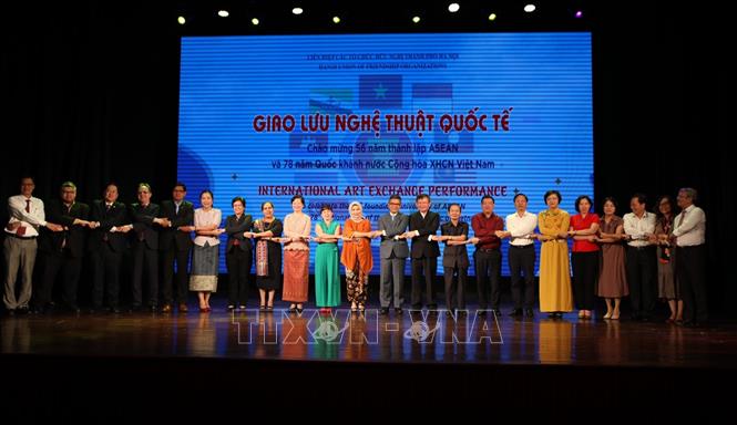 Giao lưu nghệ thuật tôn vinh sắc màu văn hóa các thành viên ASEAN - Ảnh 1.