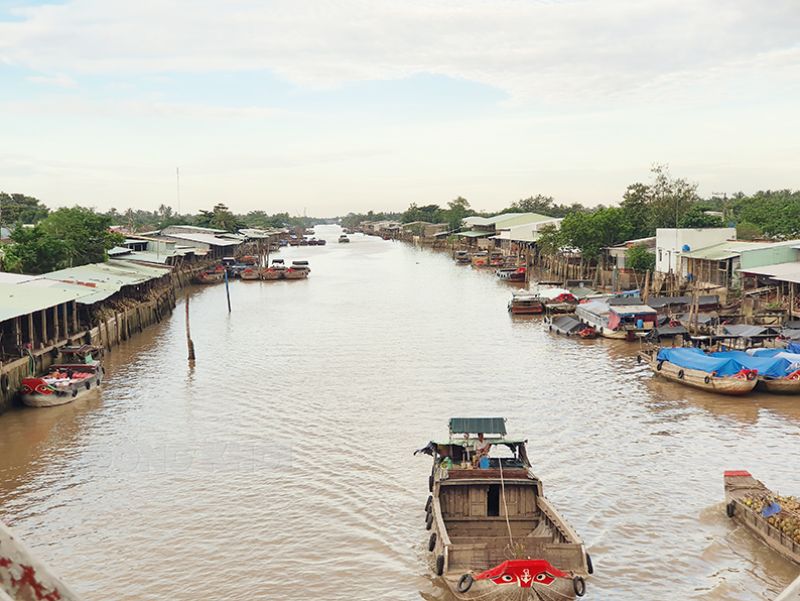 Bến Tre: Xây dựng và khai thác tuyến du lịch chợ nổi dừa sông Thom - Ảnh 1.