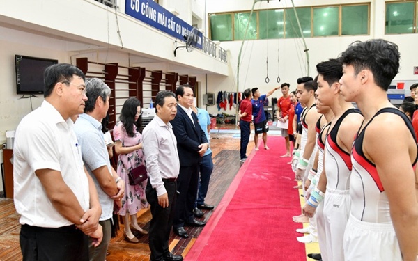 Thứ trưởng Hoàng Đạo Cương thăm, động viên các đội tuyển quốc gia tại Trung tâm HLTTQG Hà Nội trước thềm ASIAD 19 - Ảnh 1.