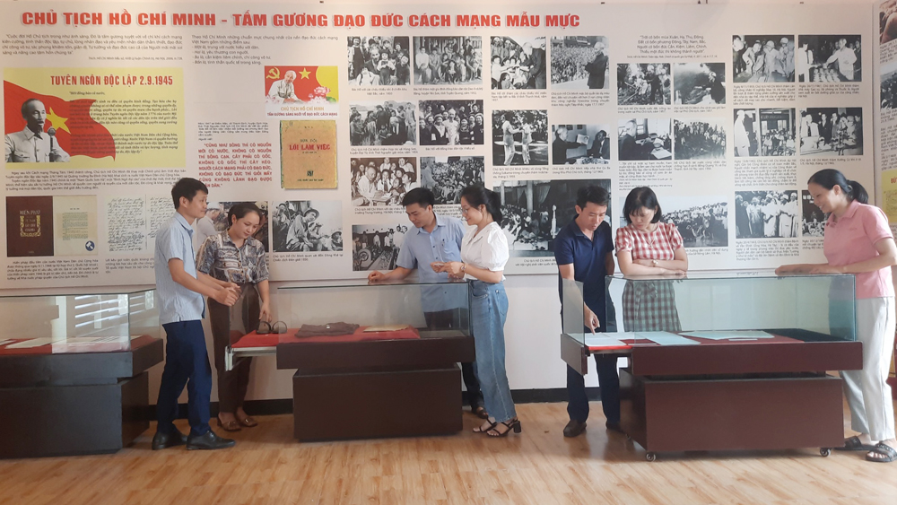 Bắc Giang trưng bày sách, báo, tư liệu, hiện vật về Bác Hồ - Ảnh 2.