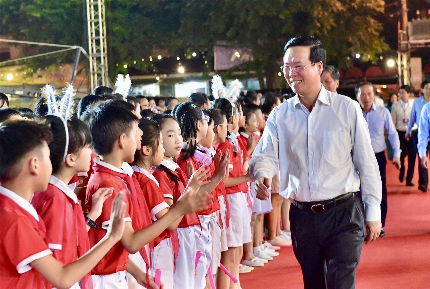 Lung linh sắc màu đêm hội Thành Tuyên - Ảnh 1.