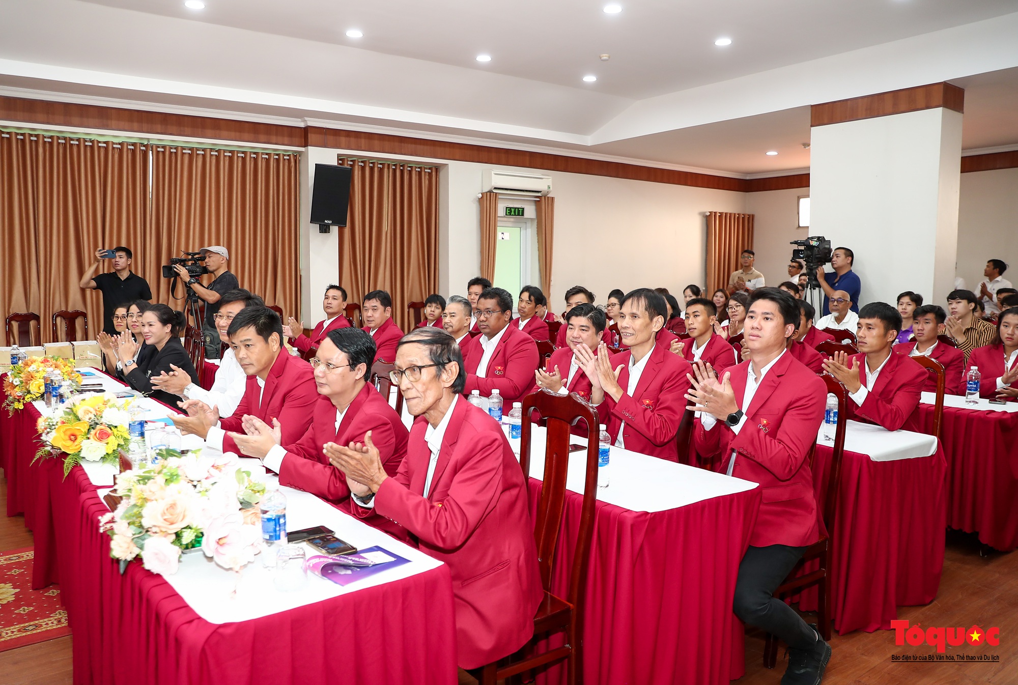 Bộ trưởng Nguyễn Văn Hùng thăm và động viên các đội tuyển tham dự ASIAD 19 tại TPHCM  - Ảnh 2.