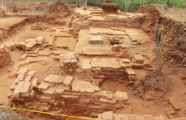 Bình Định tiếp tục khai quật phế tích cổ tháp Đại Hữu - Ảnh 1.