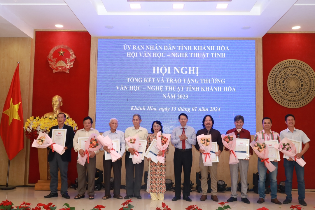 Trao giải Tặng thưởng văn học nghệ thuật tỉnh Khánh Hòa cho 20 tác giả có tác phẩm xuất sắc - Ảnh 2.