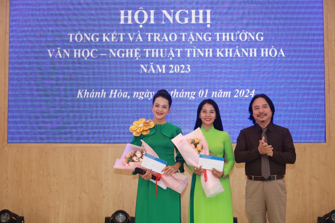 Trao giải Tặng thưởng văn học nghệ thuật tỉnh Khánh Hòa cho 20 tác giả có tác phẩm xuất sắc - Ảnh 5.