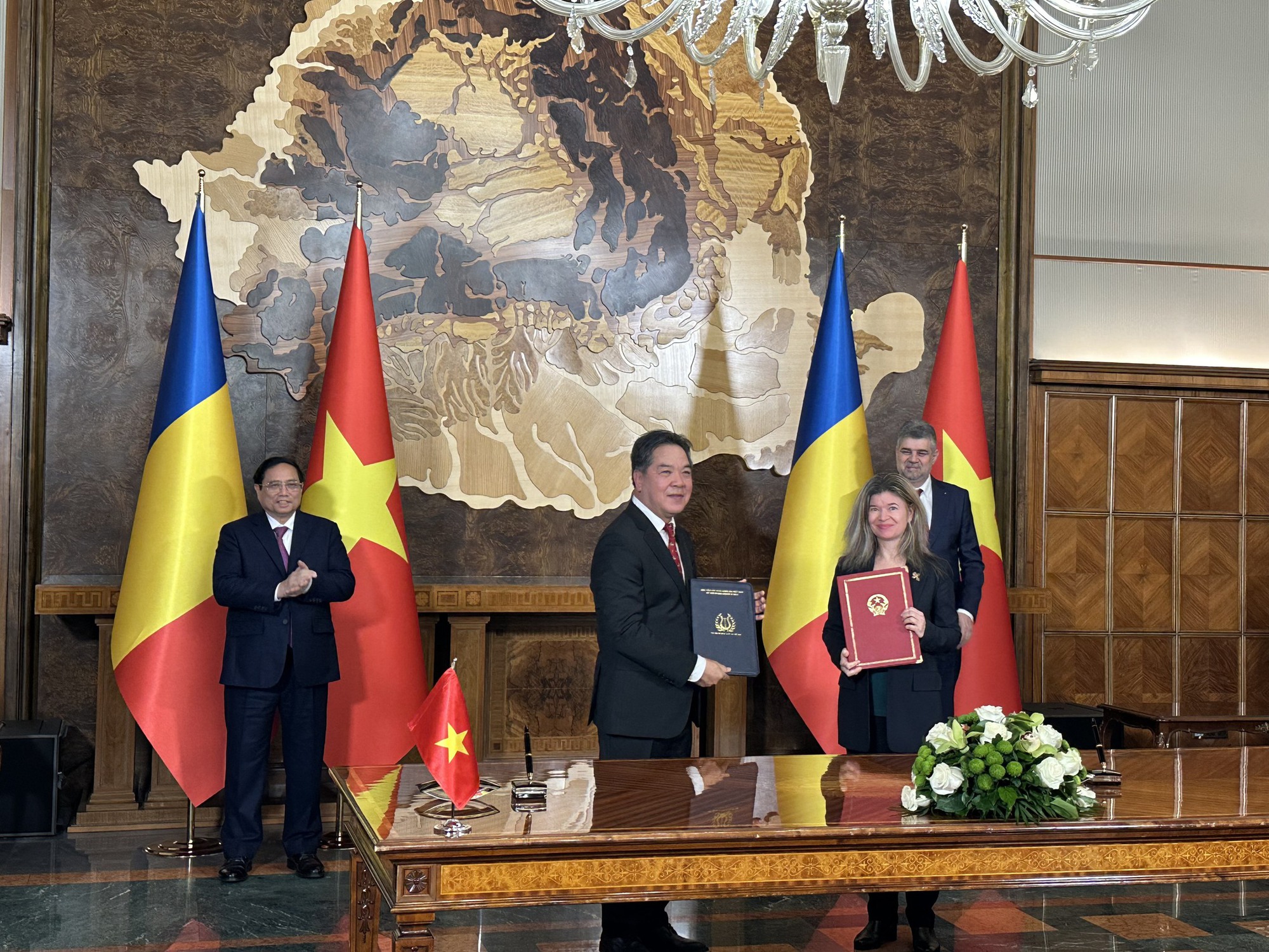 Ký Chương trình hợp tác giữa Bộ VHTTDL Việt Nam và Bộ Văn hóa Rumani - Ảnh 2.