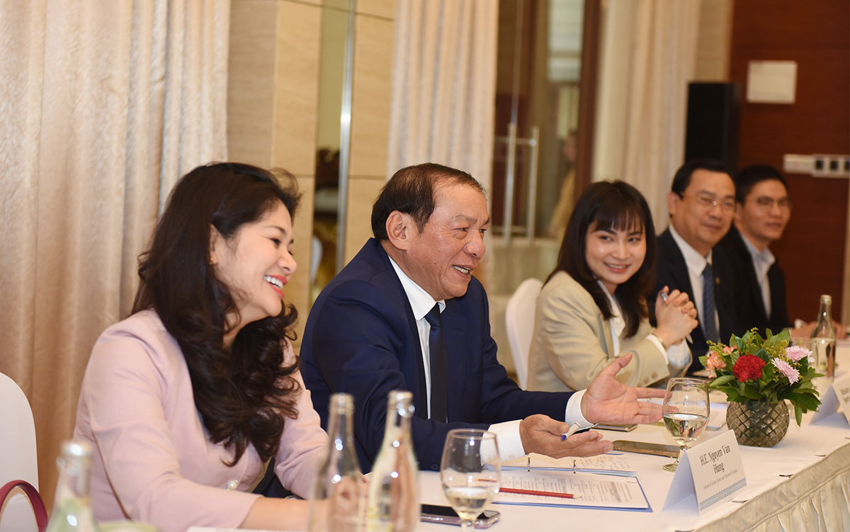 Bộ trưởng Nguyễn Văn Hùng làm việc với US-ABC, thúc đẩy hợp tác, phát triển du lịch Việt Nam - Ảnh 1.