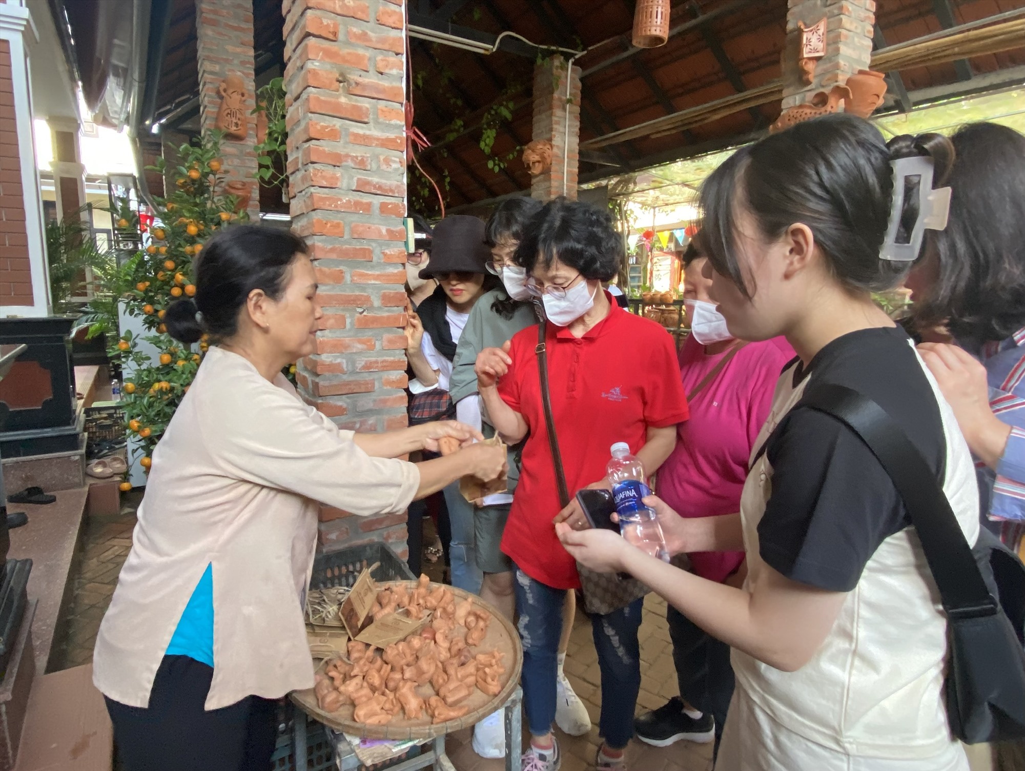Quảng Nam: Hiệu quả mô hình du lịch làng gốm Thanh Hà - Ảnh 2.