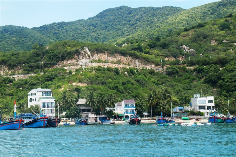 Ninh Thuận: Tăng cường công tác quản lý hoạt động kinh doanh, dịch vụ du lịch tại vịnh Vĩnh Hy - Ảnh 2.