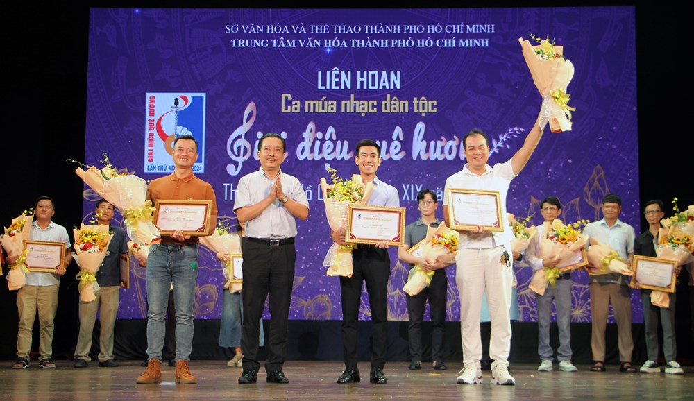 TP.HCM: Trao gần 60 giải thưởng tại Liên hoan Ca múa nhạc dân tộc “Giai điệu quê hương” năm 2024 - Ảnh 5.