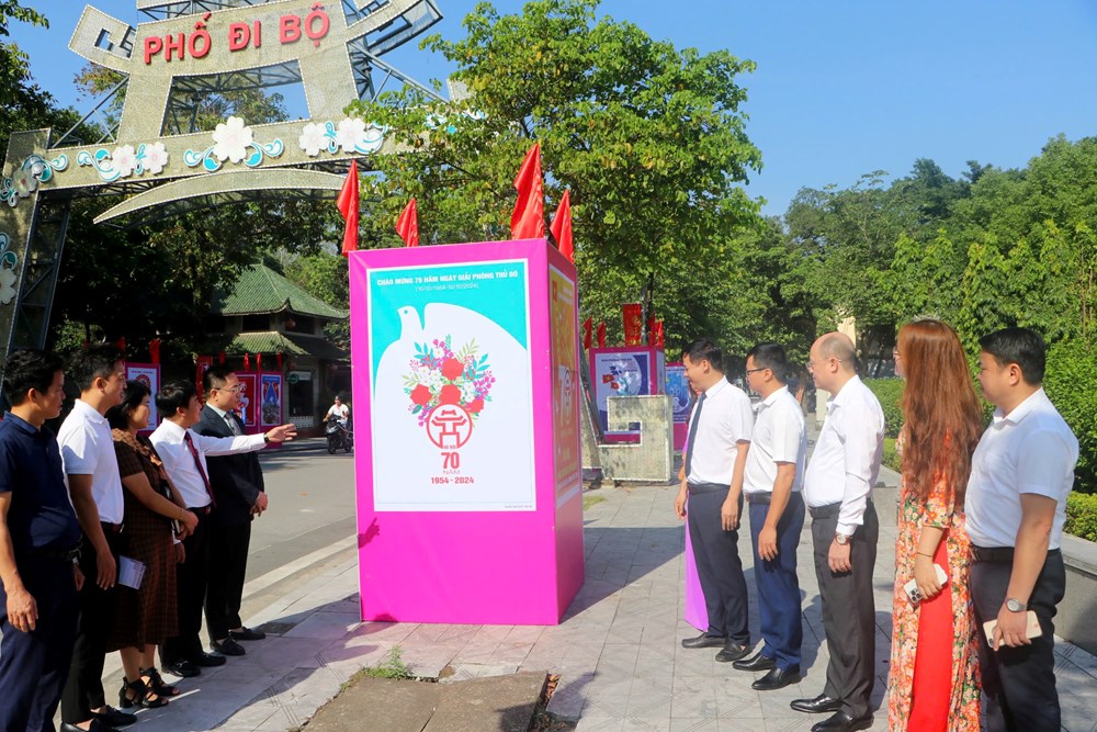 Triển lãm Tranh cổ động kỷ niệm 70 năm Ngày Giải phóng Thủ đô tại Sơn Tây - Ảnh 1.