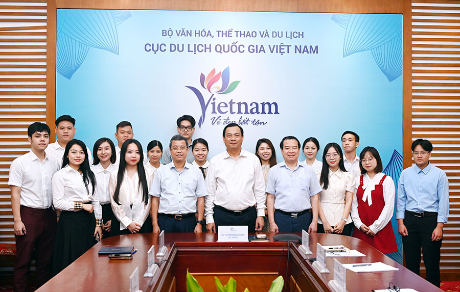 Cục Du lịch Quốc gia Việt Nam tiếp nhận công chức tuyển dụng mới năm 2024 - Ảnh 1.