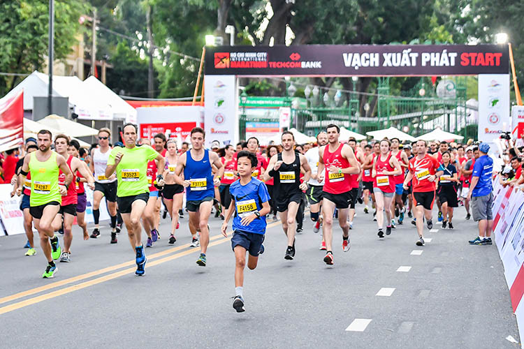 Khám phá TP. Hồ Chí Minh qua từng bước chạy Marathon - Ảnh 2.