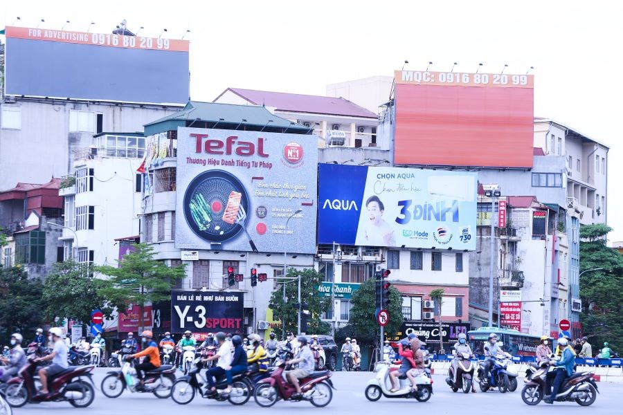 Phòng, chống vi phạm pháp luật trong hoạt động VHTTDL: Đẩy lùi bất cập về quảng cáo ngoài trời - Ảnh 2.