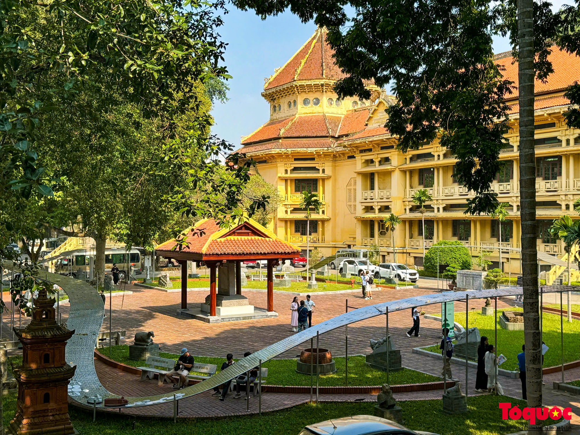 Du khách thích thú khám phá Pavillion “Rồng rắn lên mây” trong lòng Bảo tàng Lịch sử Quốc gia Việt Nam - Ảnh 1.