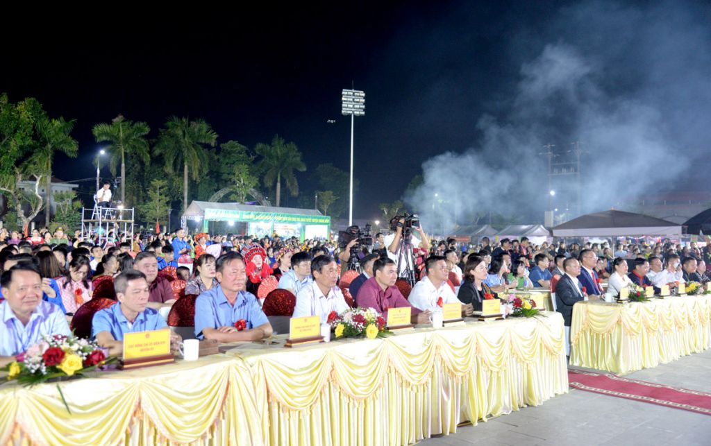 Hà Giang: Lễ hội nhảy lửa của người Pà Thẻn và công bố danh mục nghệ thuật trình diễn dân gian hát Páo dung của người Dao - Ảnh 2.