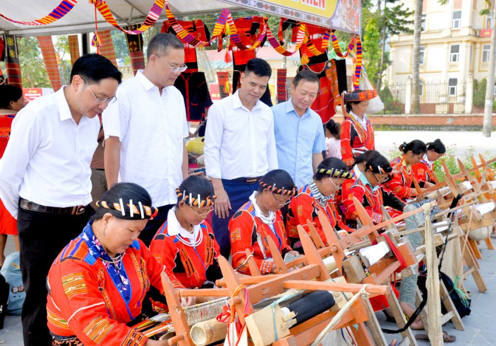 Hà Giang: Lễ hội nhảy lửa của người Pà Thẻn và công bố danh mục nghệ thuật trình diễn dân gian hát Páo dung của người Dao - Ảnh 8.