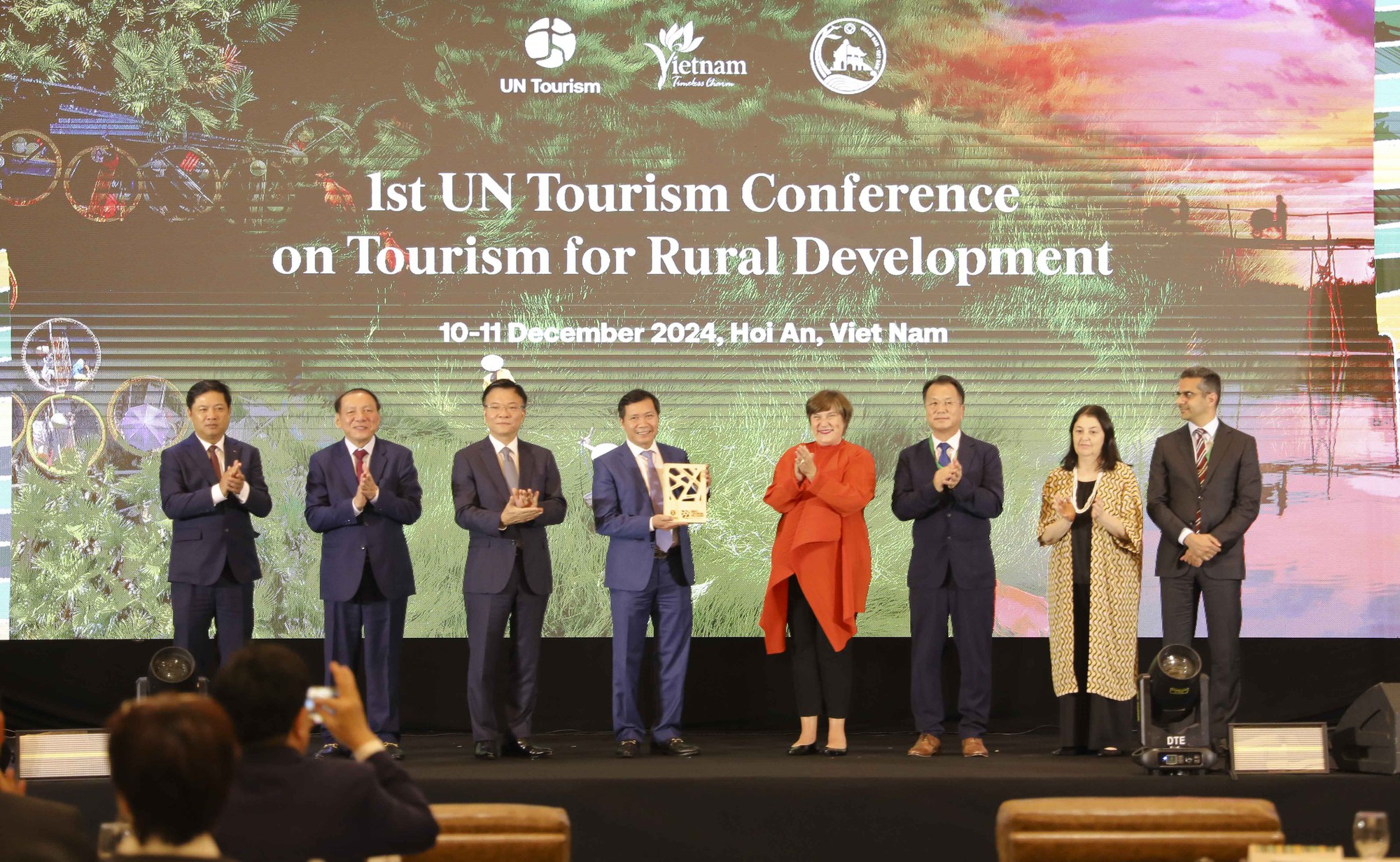 UN Tourism trao chứng nhận Làng du lịch tốt nhất năm 2024 cho Làng rau Trà Quế - Ảnh 1.