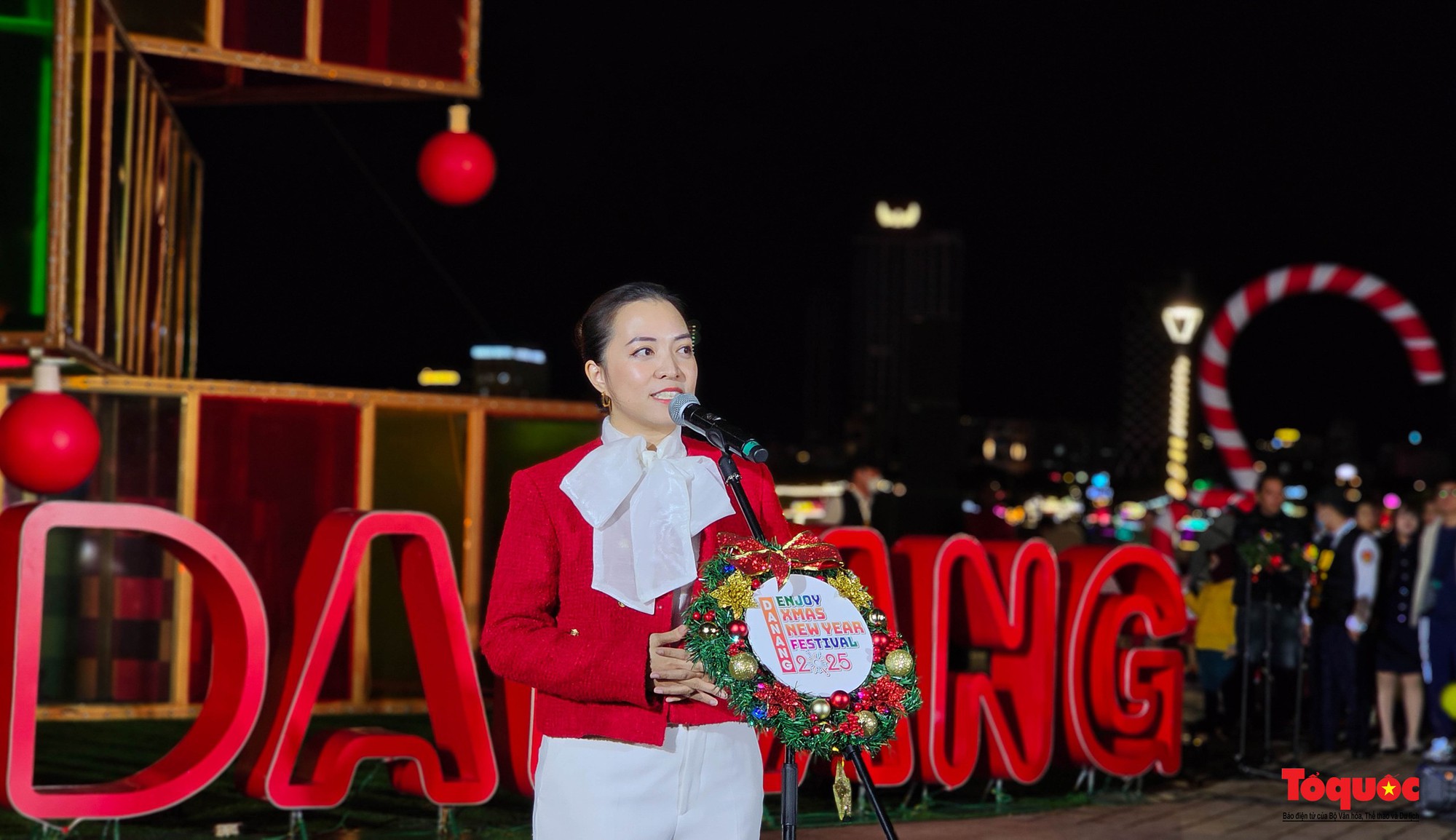 Đà Nẵng thắp sáng cây thông ánh sáng, khách du lịch thích thú check-in  - Ảnh 9.