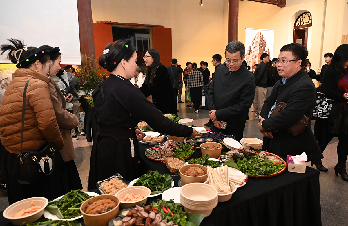 Đưa di sản văn hóa Thực hành Then và Nghệ thuật gốm Chăm đến với công chúng Thủ đô - Ảnh 13.