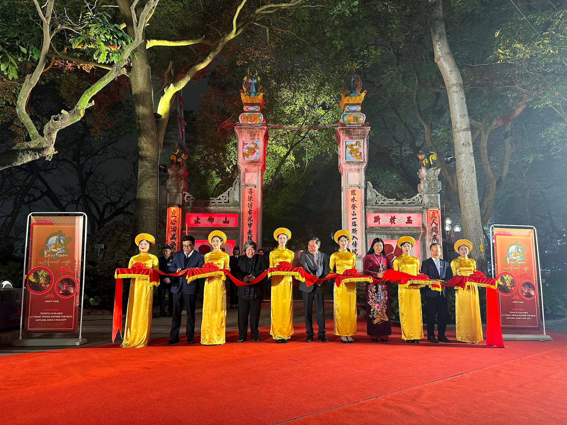 Lần đầu tiên ra mắt tour đêm tại đền Ngọc Sơn và hồ Hoàn Kiếm - Ảnh 1.