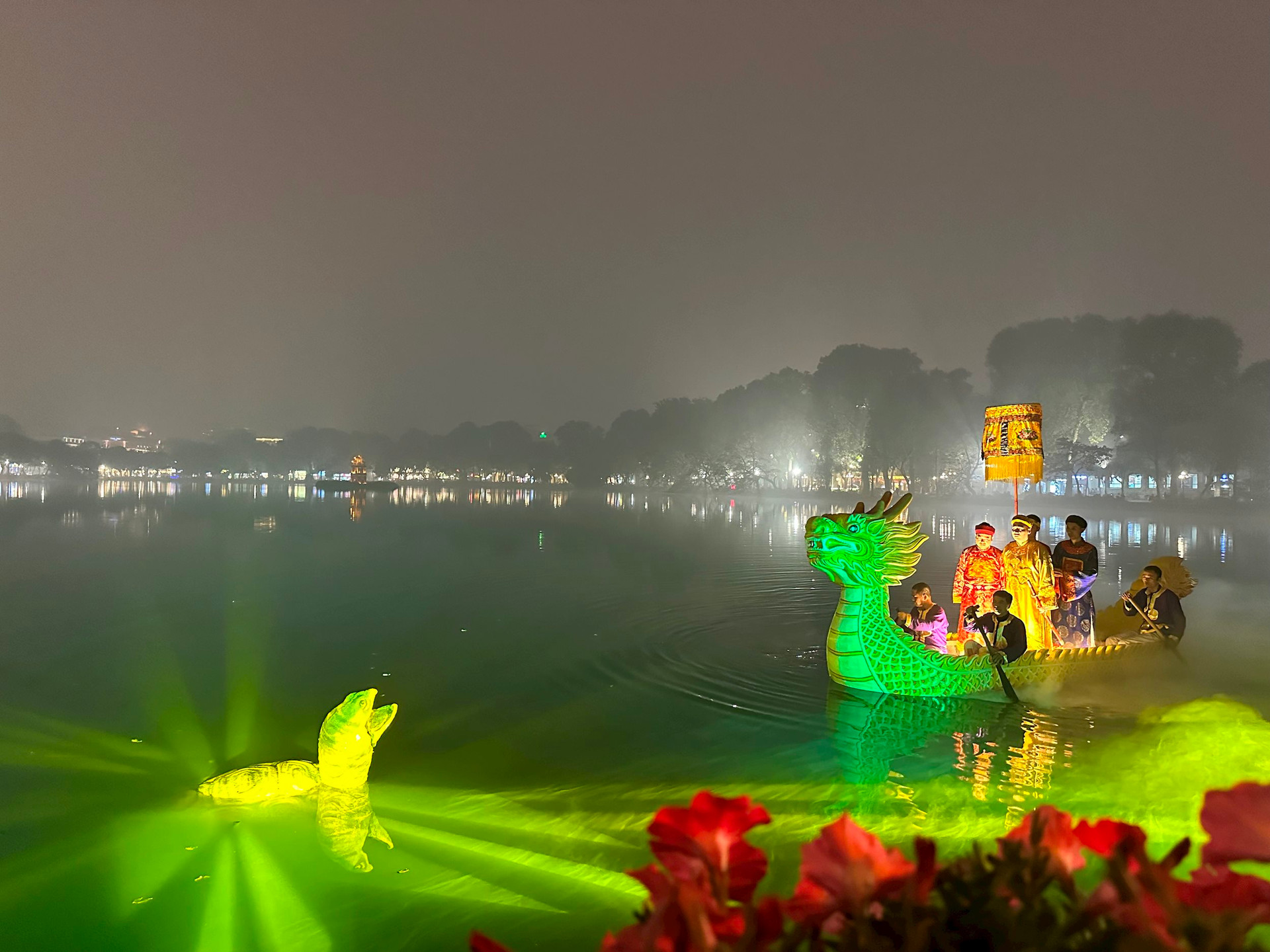 Lần đầu tiên ra mắt tour đêm tại đền Ngọc Sơn và hồ Hoàn Kiếm - Ảnh 3.