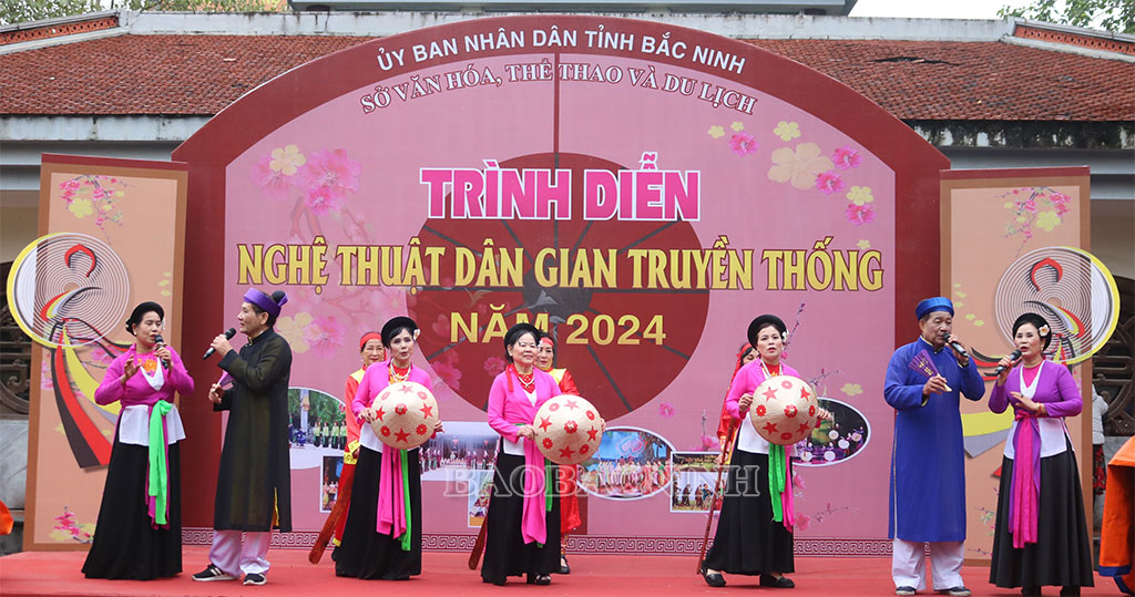 Bắc Ninh: Trình diễn nghệ thuật dân gian truyền thống tại điểm du lịch - Ảnh 2.