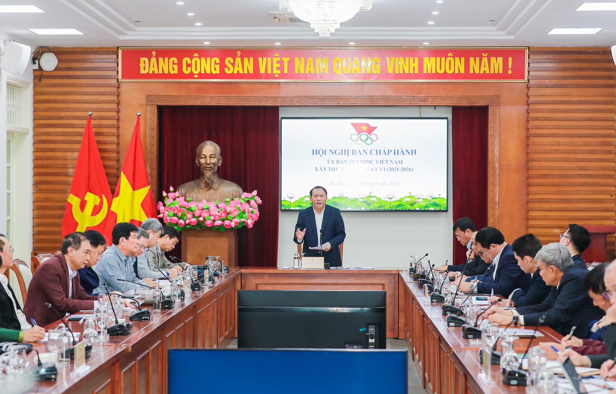 Bộ trưởng Nguyễn Văn Hùng: Tiếp tục cải tiến hoạt động của Ủy ban Olympic Việt Nam - Ảnh 1.