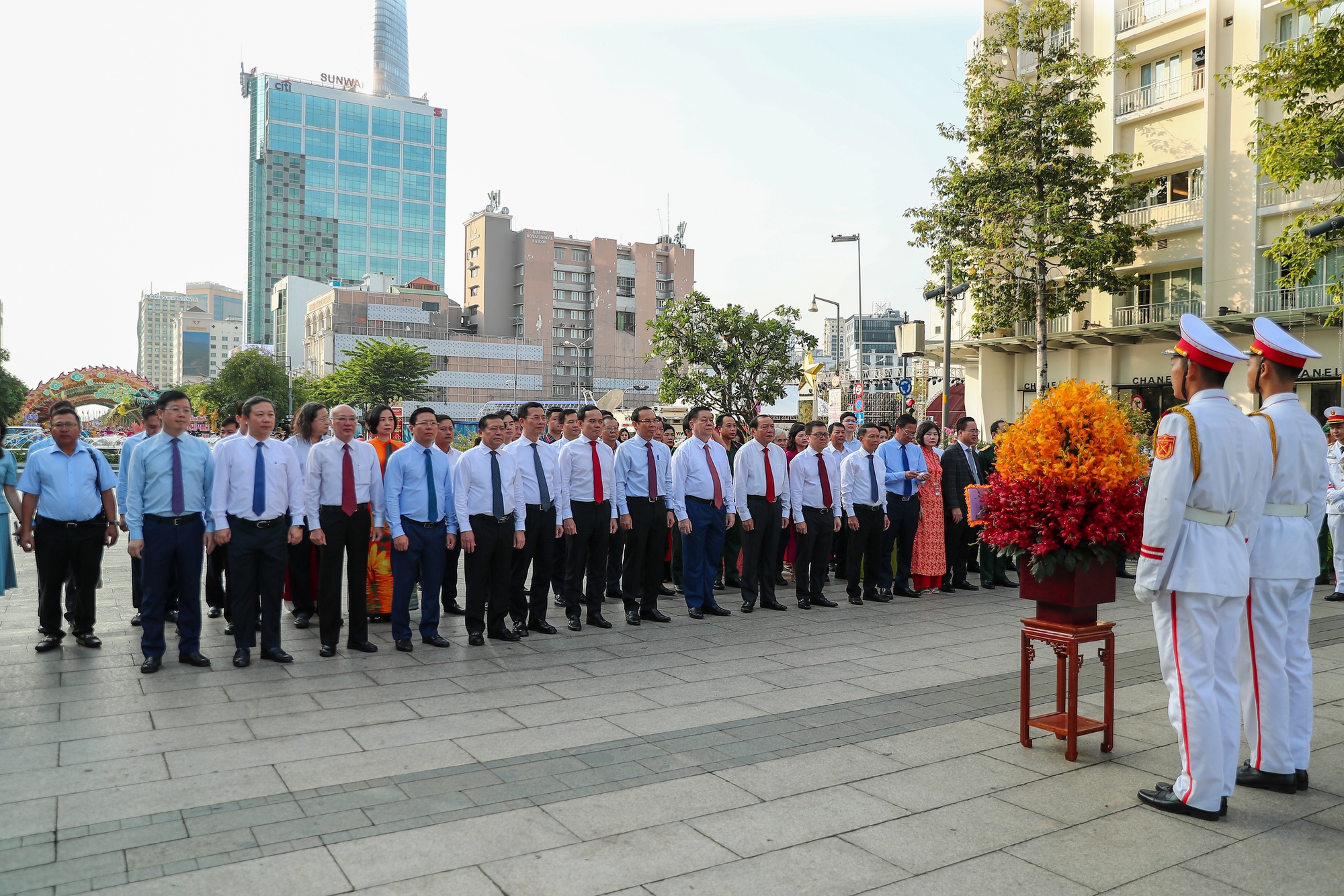Lãnh đạo Đảng, Nhà nước và Hội Nhà báo Việt Nam dâng hoa tưởng niệm Chủ tịch Hồ Chí Minh - Ảnh 2.