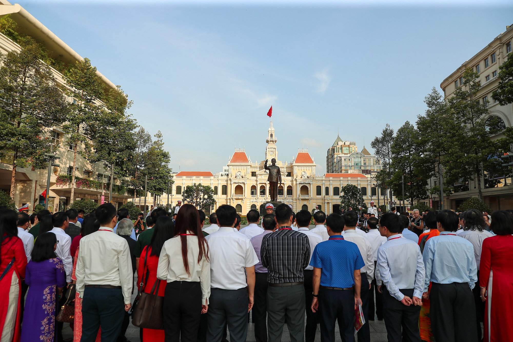 Lãnh đạo Đảng, Nhà nước và Hội Nhà báo Việt Nam dâng hoa tưởng niệm Chủ tịch Hồ Chí Minh - Ảnh 5.