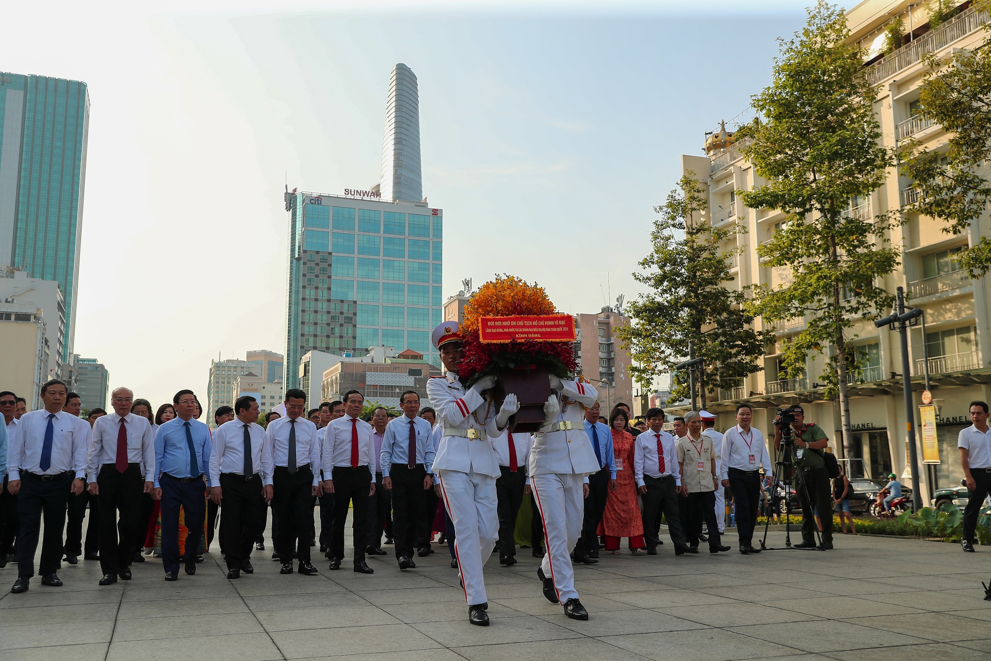 Lãnh đạo Đảng, Nhà nước và Hội Nhà báo Việt Nam dâng hoa tưởng niệm Chủ tịch Hồ Chí Minh - Ảnh 1.