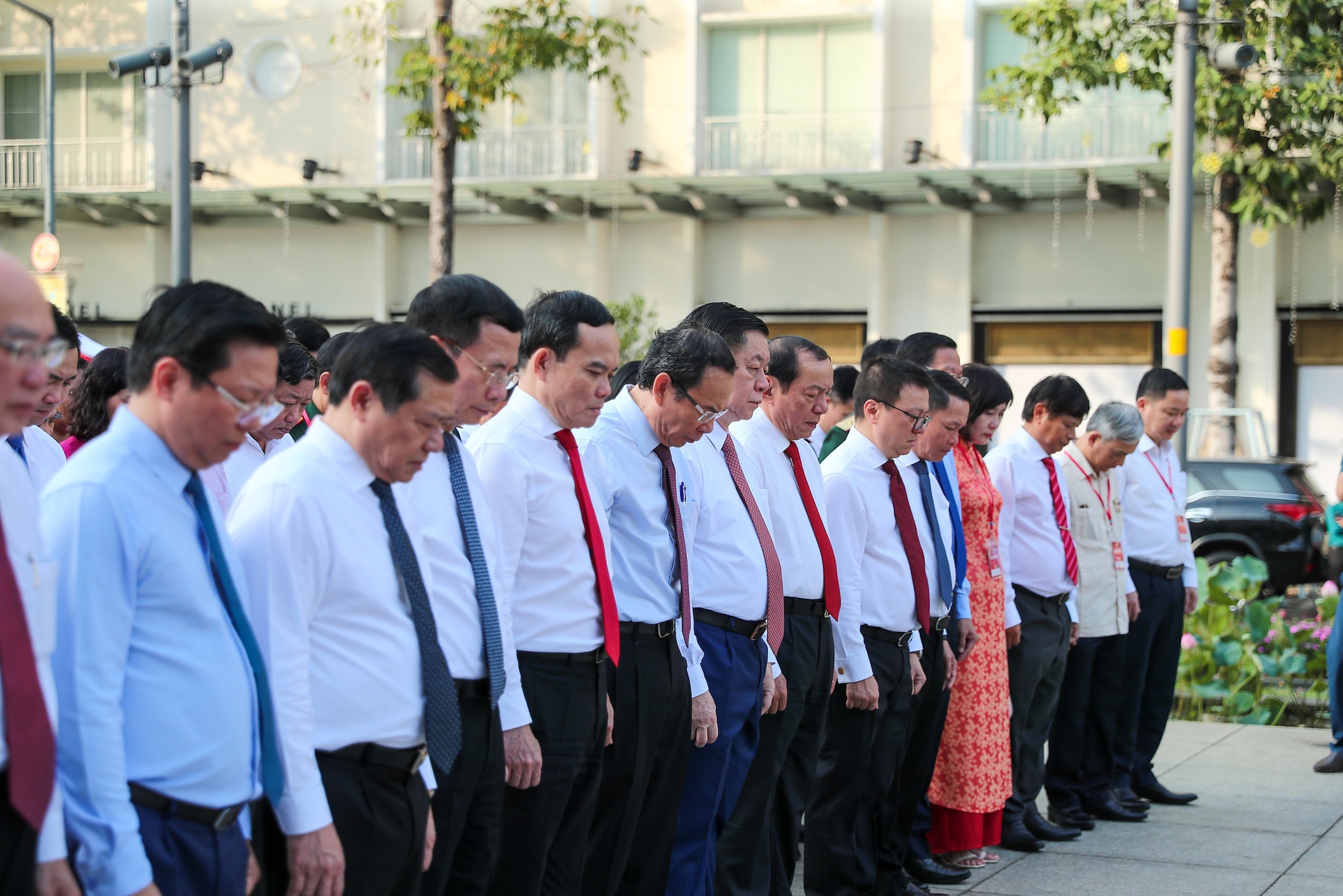 Lãnh đạo Đảng, Nhà nước và Hội Nhà báo Việt Nam dâng hoa tưởng niệm Chủ tịch Hồ Chí Minh - Ảnh 4.