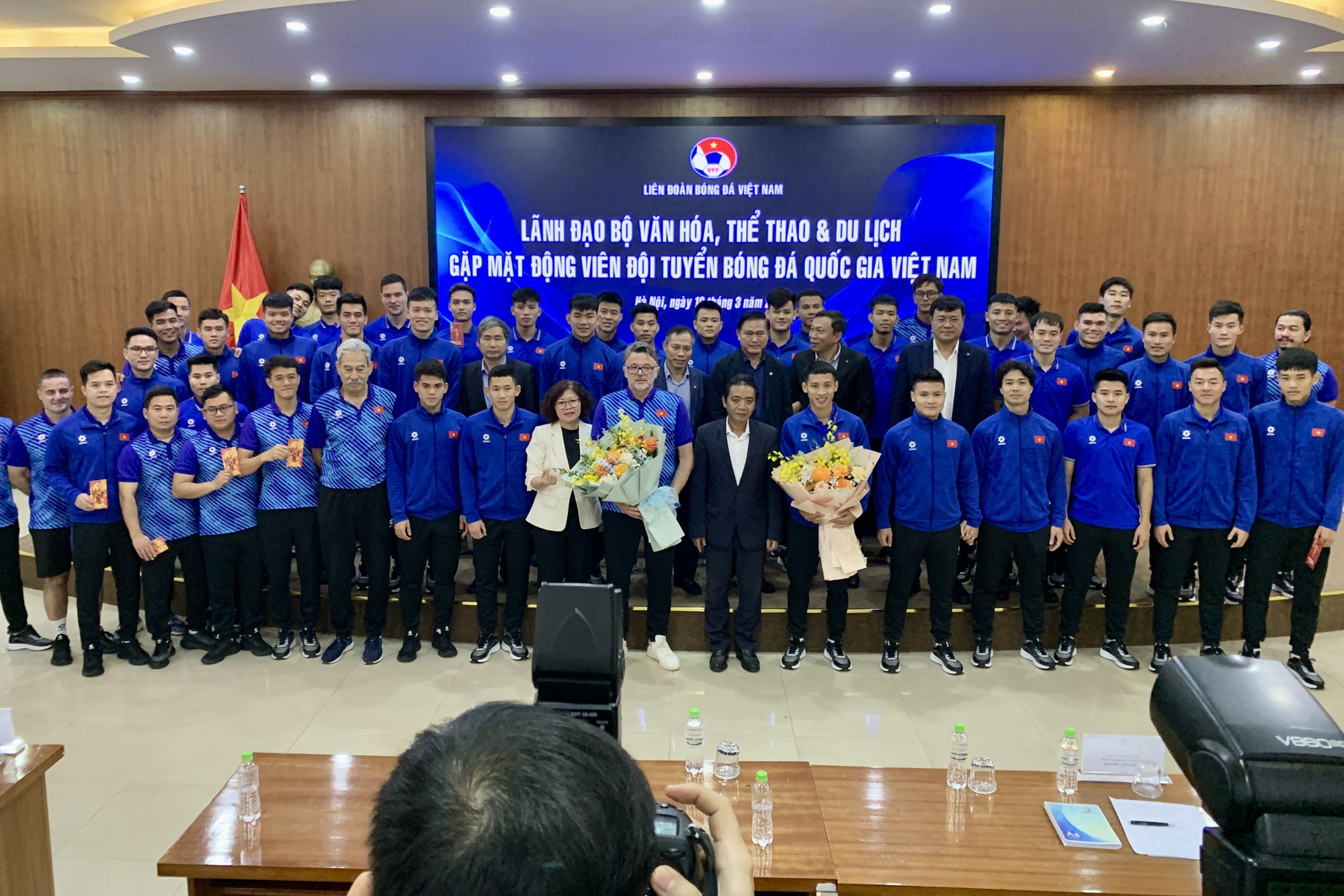 Thứ trưởng Hoàng Đạo Cương thăm, động viên đội tuyển Việt Nam trước trận đấu gặp đội tuyển Indonesia - Ảnh 2.