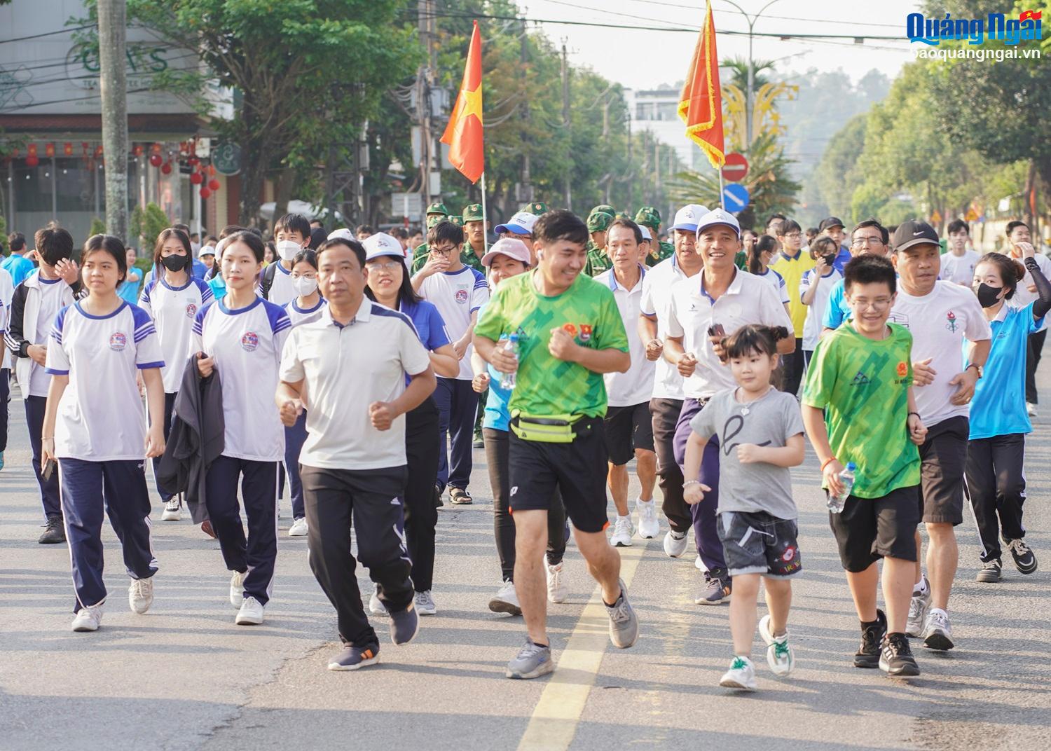 Quảng Ngãi: Ngày chạy Olympic vì sức khỏe toàn dân - Ảnh 1.