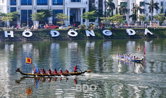 Hơn 200 VĐV tranh tài giải đua thuyền truyền thống tỉnh Bình Định mở rộng năm 2024 - Ảnh 1.