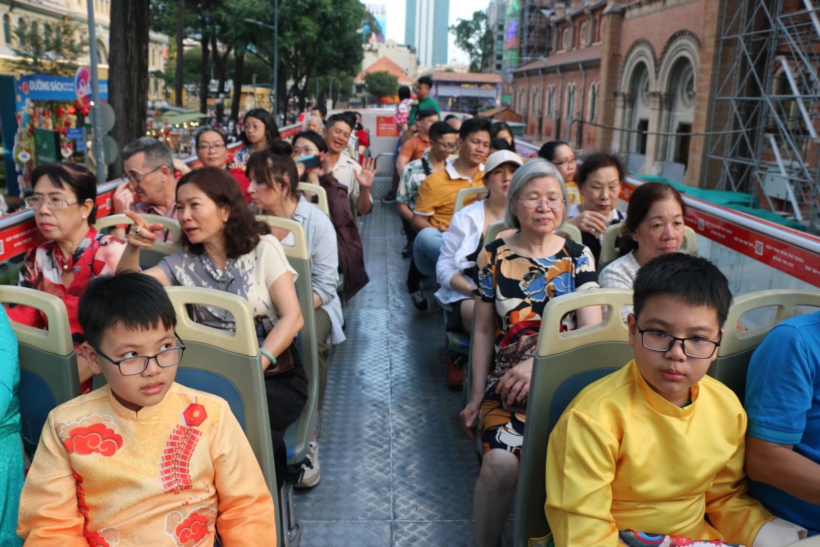Nhộn nhịp khách quốc tế đến TP Hồ Chí Minh - Ảnh 11.