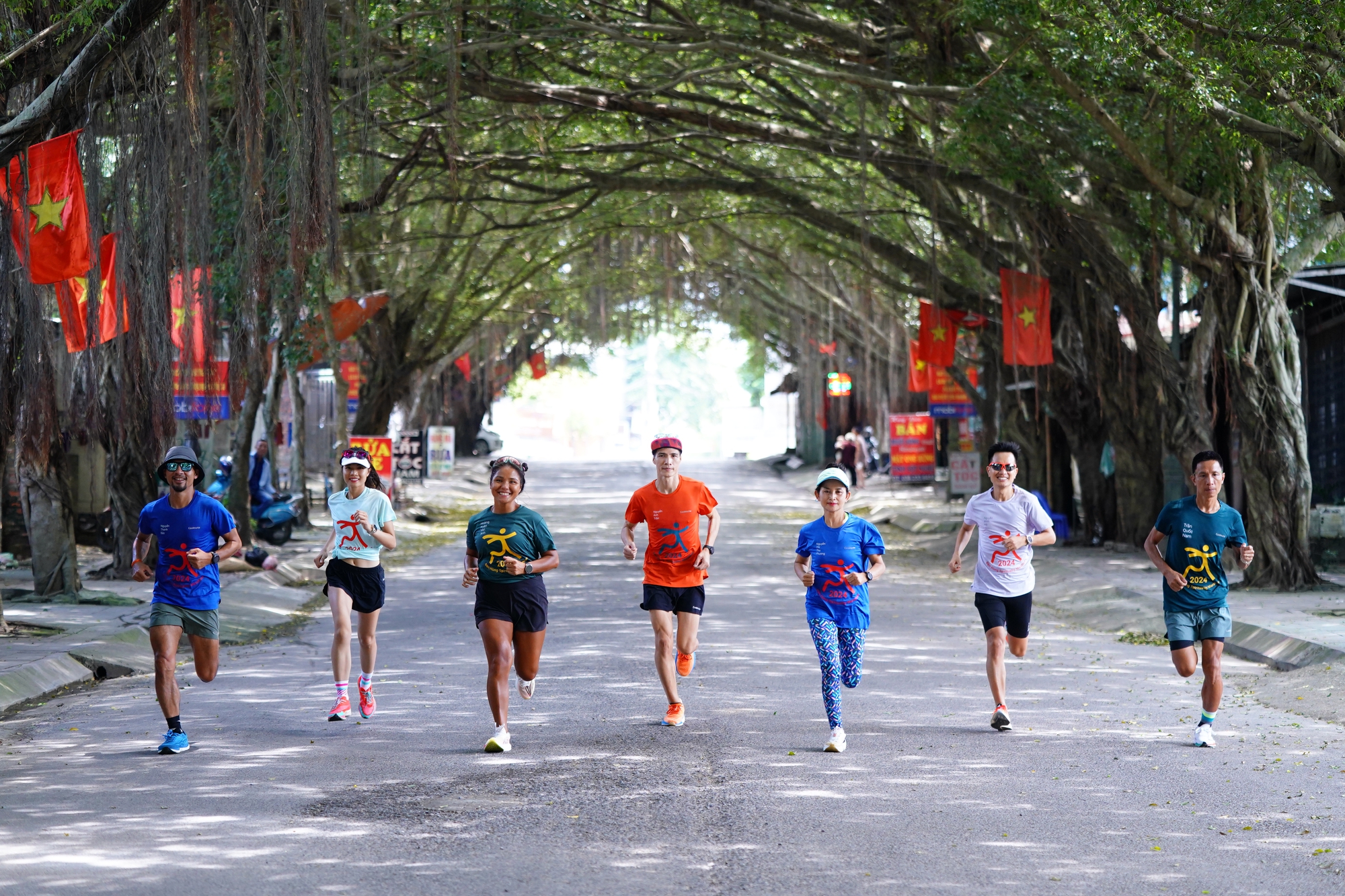 Gần 6.000 vận động viên tham gia giải chạy Đền Hùng Spirituality Marathon 2024 - Ảnh 1.