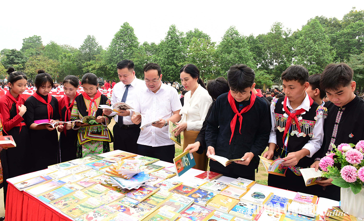 Tuyên Quang phát động hưởng ứng Ngày sách và Văn hóa đọc Việt Nam năm 2024 - Ảnh 3.