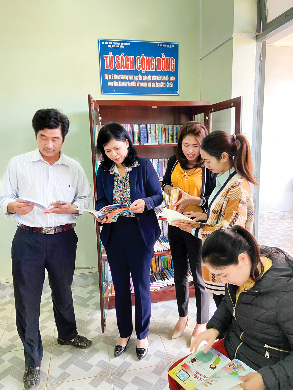 Lâm Đồng: Xây dựng tủ sách cộng đồng, phát triển văn hóa đọc ở vùng đồng bào DTTS - Ảnh 2.