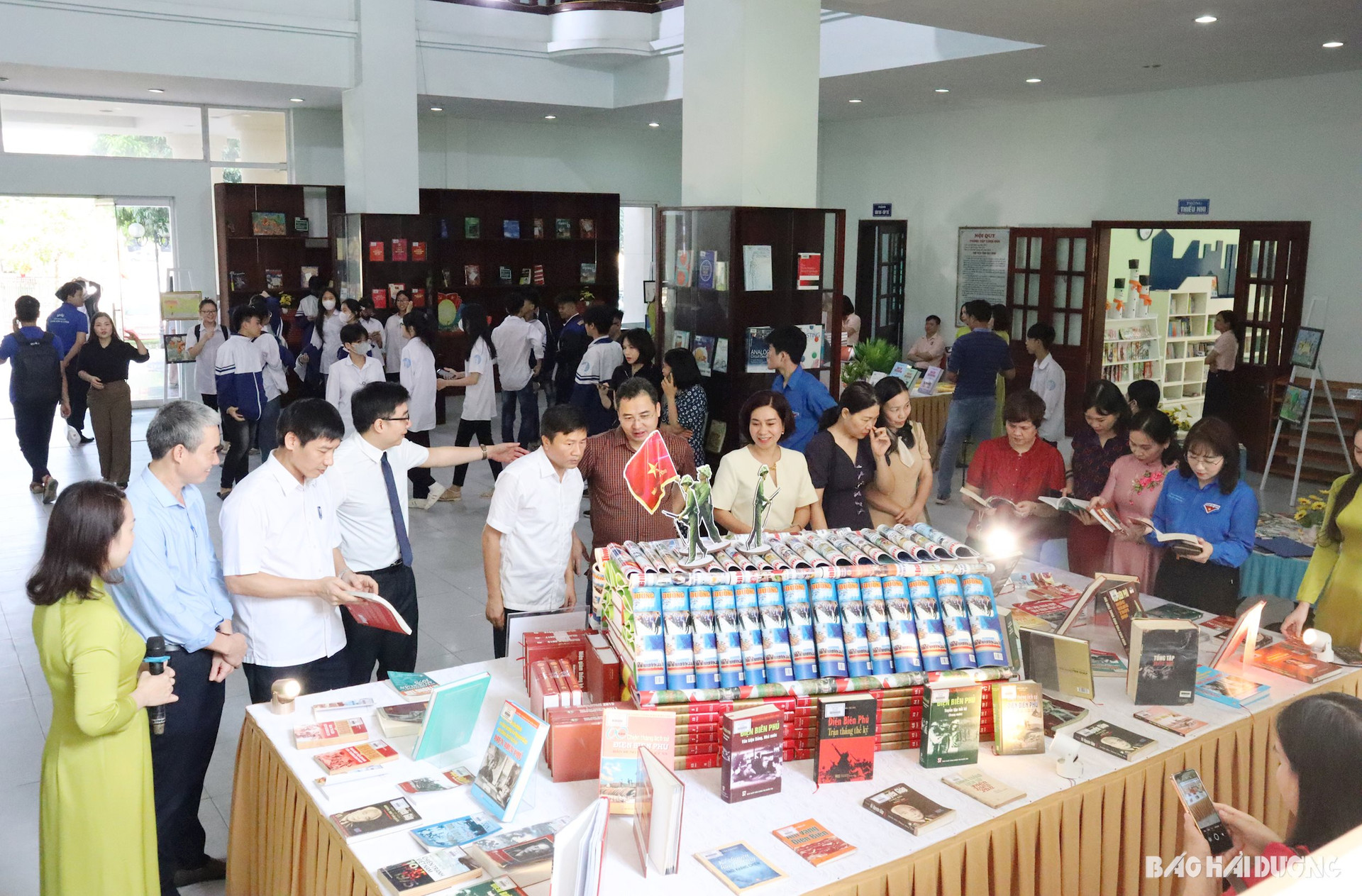 Trưng bày gần 1.000 cuốn sách tại khai mạc Ngày Sách và Văn hóa đọc ở Hải Dương - Ảnh 2.