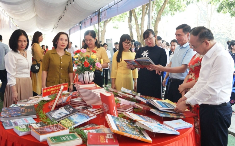 Lào Cai phát động Ngày sách và Văn hóa đọc Việt Nam lần thứ III năm 2024 - Ảnh 14.