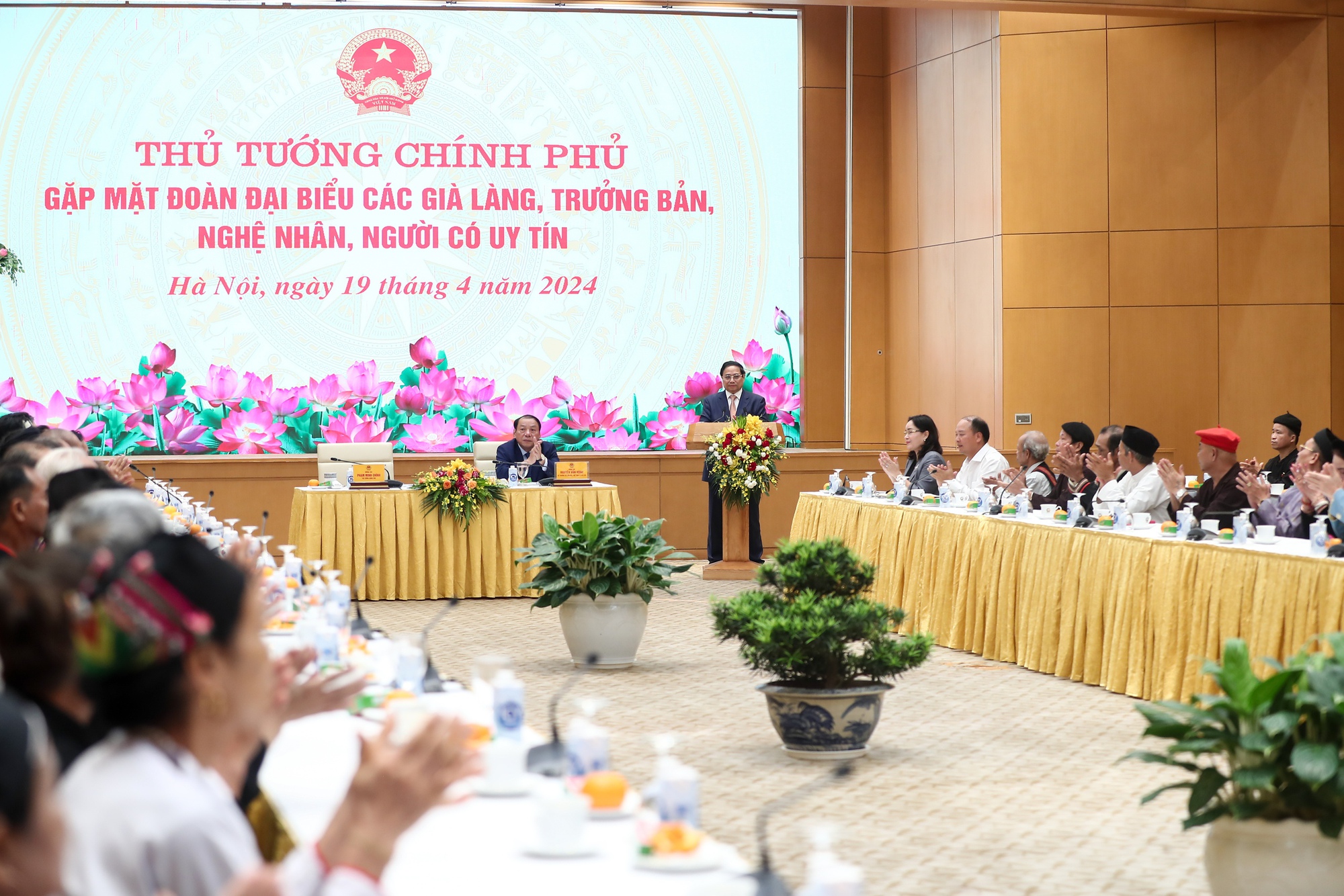 Thủ tướng Phạm Minh Chính gặp mặt các già làng, trưởng bản, nghệ nhân, người có uy tín - Ảnh 8.