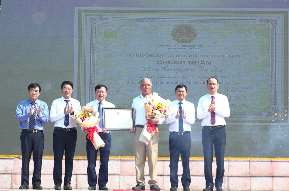 Đón bằng công nhận Di sản văn hóa phi vật thể cấp quốc gia Lễ hội cầu ngư làng Cam Lâm - Ảnh 1.